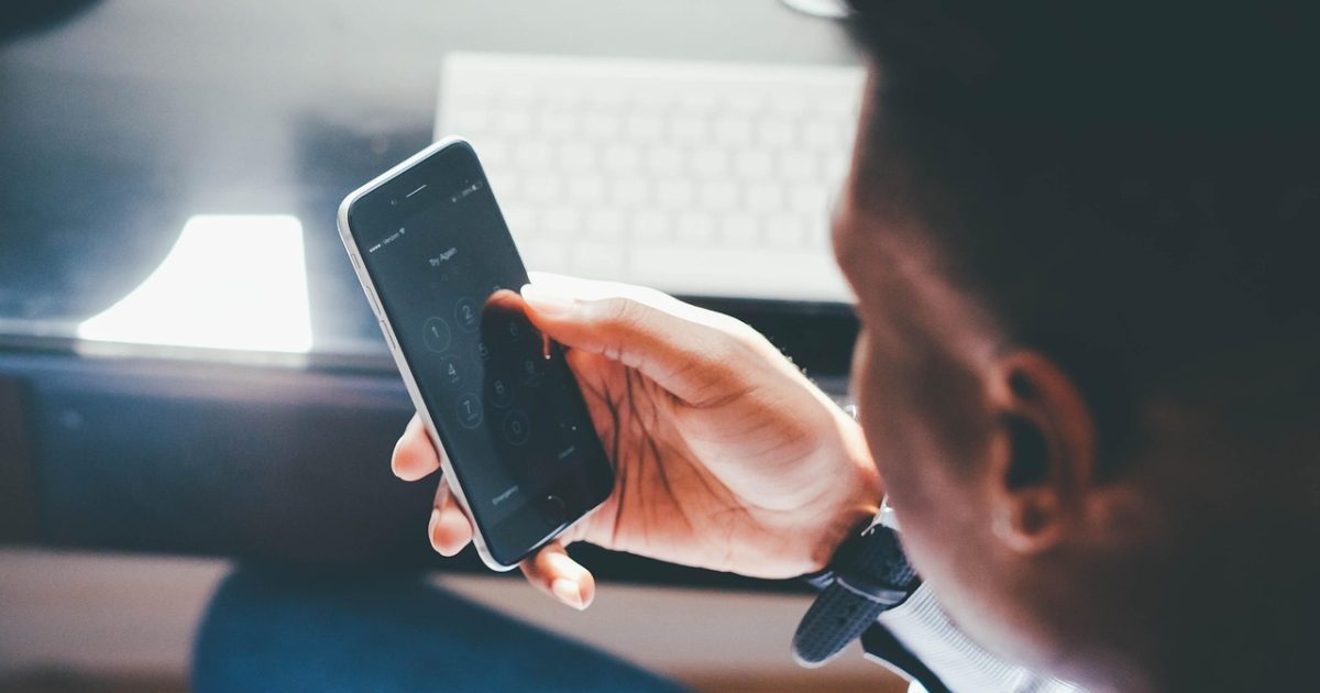 世纪天成 App 主界面在手机屏幕上展示，深蓝紫渐变背景中可见账号总览与游戏入口卡片，整体氛围沉稳克制